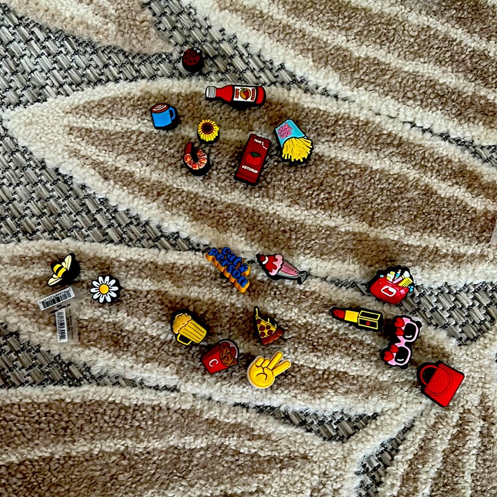 Crocs Jibbits - Mixed of new and used - 19 pieces